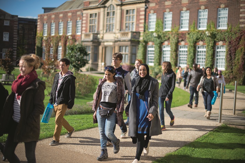 CMYK-International New Student Tour outside Business School HUBS UNI_6459